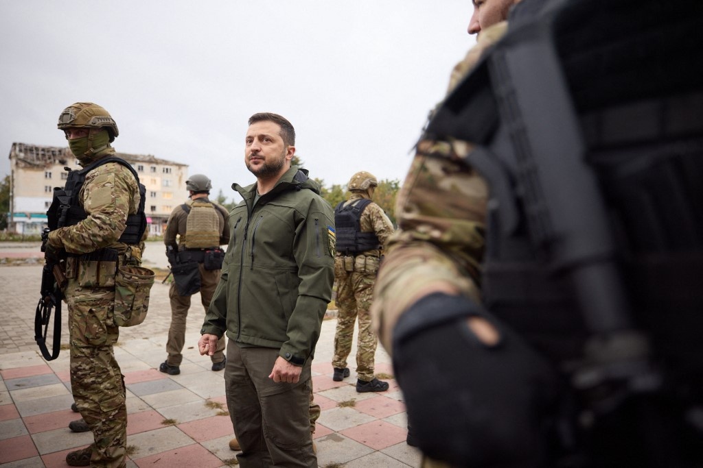 Zelensky Vows 'Victory' on Frontline Visit to Liberated Kharkiv Region ...